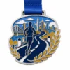 Медаль Winding road Marathon Finisher Medal из мягкой эмали с контурами из полированного серебристого металла, голубой лентой, изгибающимся контуром дороги, силуэтом бегуна, горизонтом города, лавровыми листьями и белым фоном.