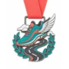 Medaglia per chi finisce la mezza maratona con scarpa alata Medaglia in smalto morbido con contorni in metallo argentato lucido, nastro da collo in corallo, forma di scarpa da corsa alata, strada tortuosa, accenti di alloro e nuvole e sfondo bianco.