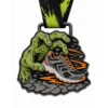 Медаль Zombie Run Medal из мягкой эмали с контурами из черного никелированного металла, черно-лаймовой лентой на шее, формой руки зомби и беговой обуви, акцентами в виде потрескавшейся земли и скоростной тропы, а также белым фоном.