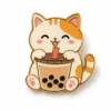 Эмалевая значка с изображением оранжевого кота, на которой изображен веселый кот кремового и оранжевого окраса, держащий стаканчик с чаем с пузырьками; контуры выполнены из золотистого металла, подушечки лап — розовые, фон — белый.